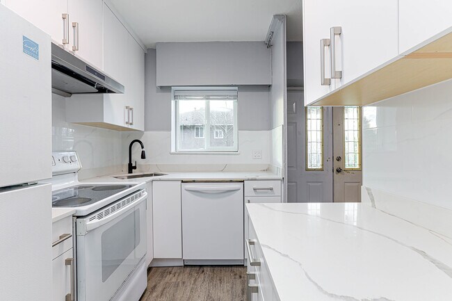 Photo - 811 Duthie Ave