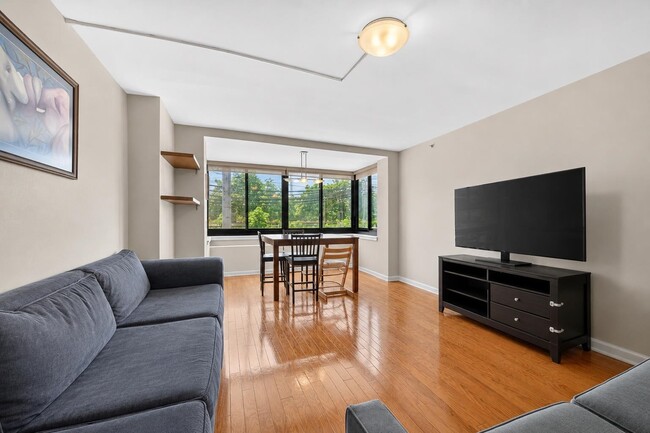 700 Grove St Unit 2L