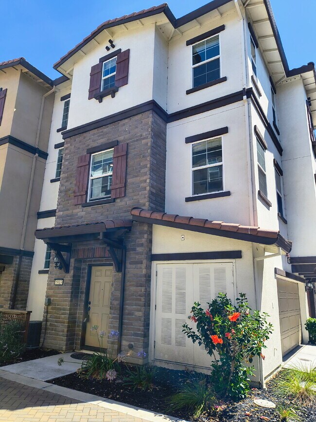 Photo - Charming 2 Bed, 2.5 Bath Home in Prime Fremont Location