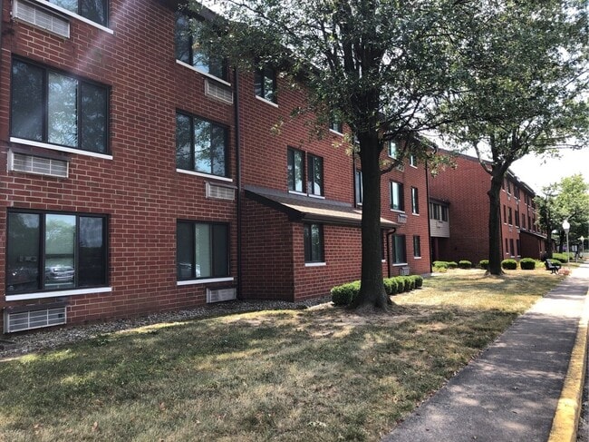 Building Photo - 2100 Greentree Rental