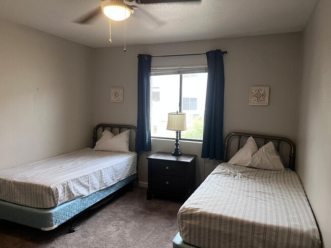 Building Photo - 533 W Guadalupe Rd Unit 2