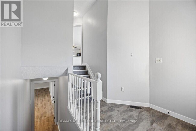 Photo - 210 Dunsmore Ln