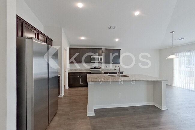 Photo - 107 Lord Effingham Wy