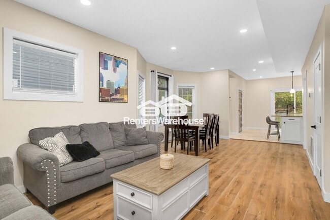 Photo - 206 Robie St E