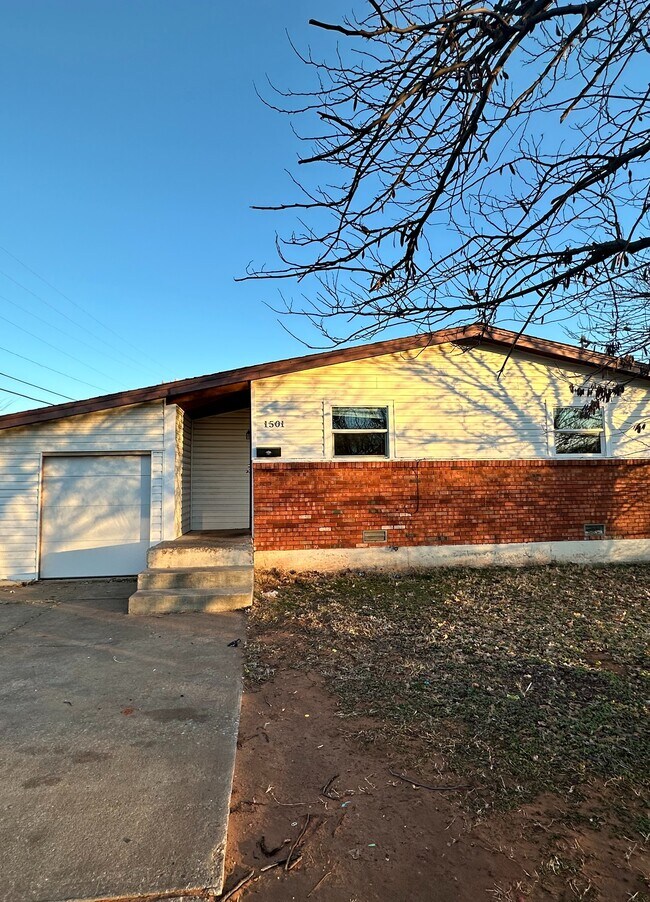 Building Photo - 1501 SE 46th St