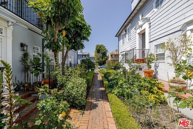 Photo - 110 Flores St