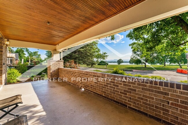 Photo - 2324 Stuart St