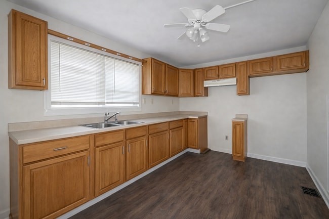 Photo - 851 W 25th St