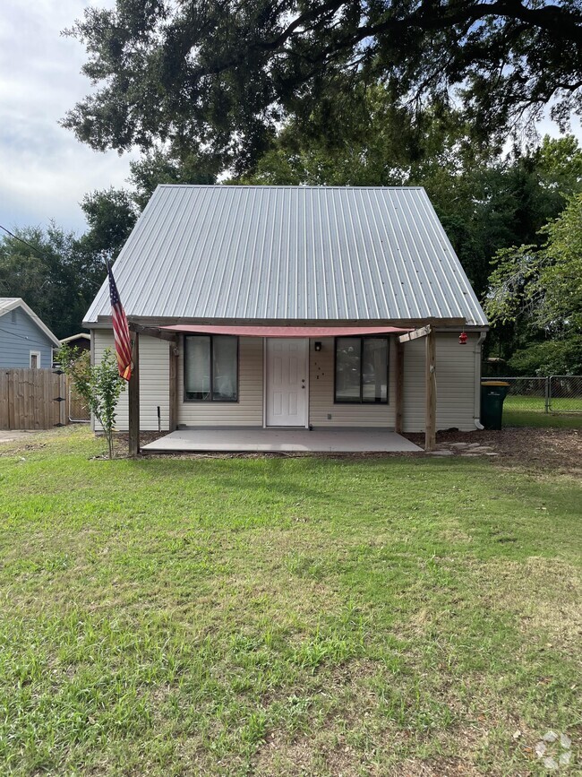 Building Photo - 617 2nd St Rental