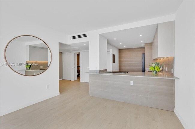 Building Photo - 20100 W Country Club Dr Unit 1008