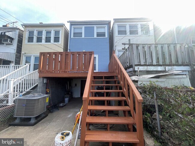 Photo - 218 Bryant St NE