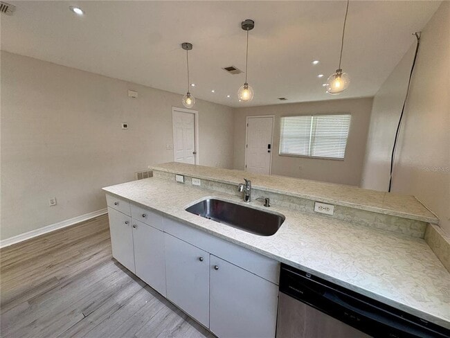 Photo - 218 10th Ave E