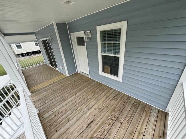 Photo - 5680 Woodford St