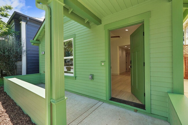 Photo - Beautiful 2 bedroom 1 Bathroom for rent in North Oak Park! Close to UC Davis and McGeorge Law