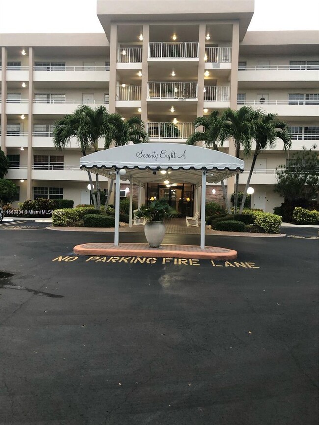 Building Photo - 3970 Oaks Clubhouse Dr Unit 302