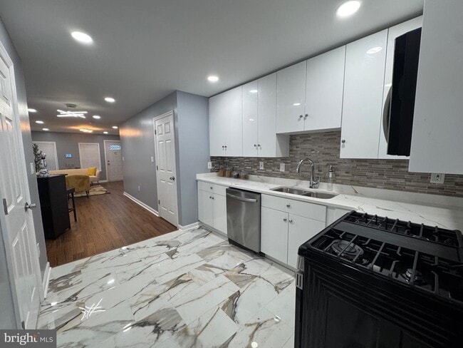 Photo - 739 E 10th St