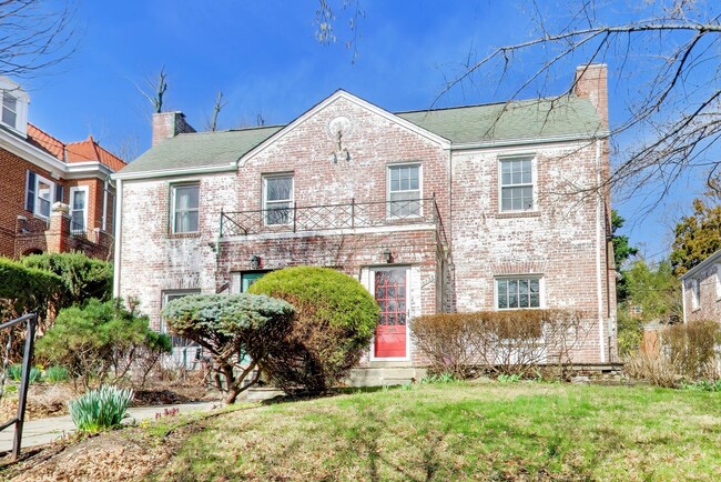 Photo - NW DC locale...3 level - 2/2.5 w/ off street parking - 16 months only