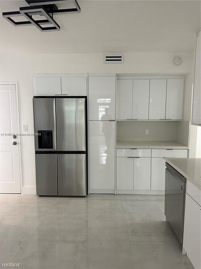 Photo - 2 br, 2.5 bath House - 10185 Collins Ave A...