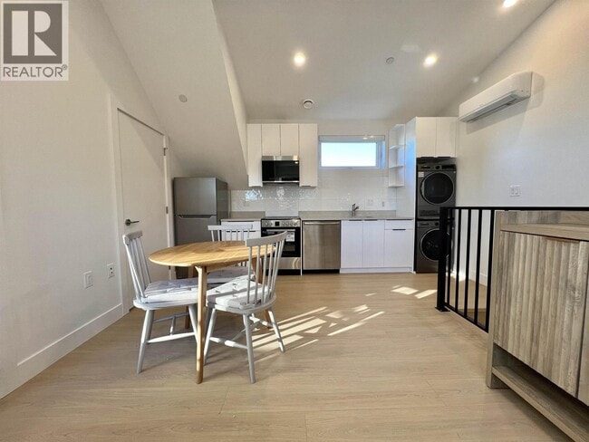 Photo - 5482 Quebec St