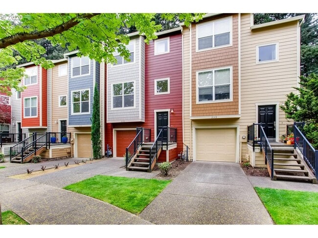 Building Photo - Forest-View Three-Level Townhome with Ensuite Bedrooms, Attached Garage & Fenced Yard