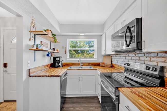 Photo - 7540 Chatham Cir