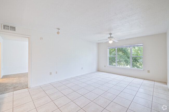 2BR, 2BA - 951SF - Livingroom