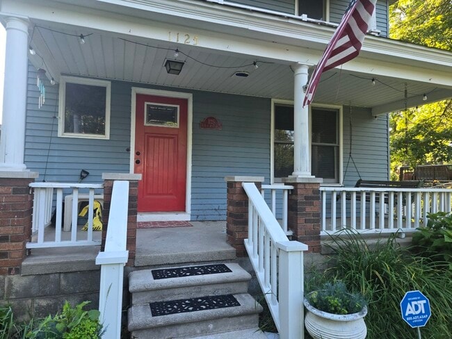 1125 S Long Lake Blvd