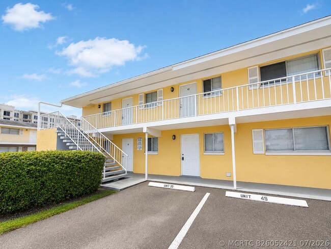 Building Photo - 1501 Crescent Cir Unit E45