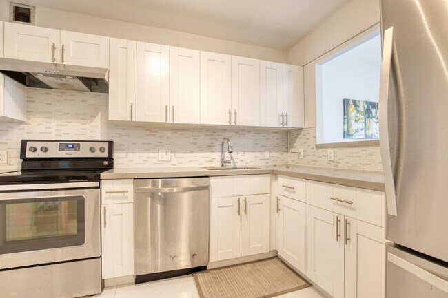 Building Photo - 2950 N Palm Aire Dr Unit 205