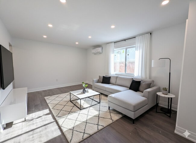 Building Photo - 184 Ottawa St S Unit Upper Floor