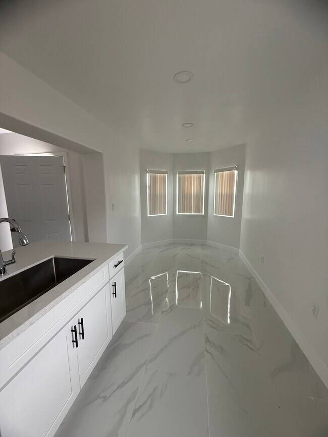 Dining room - 1212 S Temple Ave Unit 1