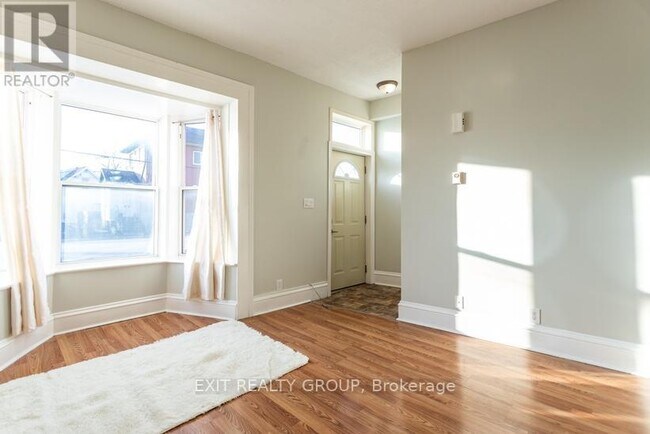 Photo - 56 Moira St W