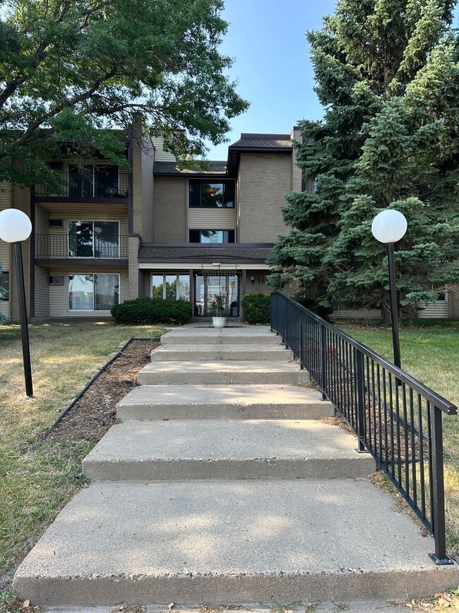 Move in ready! 1 bedroom condo in Roseville! - Move in ready! 1 bedroom condo in Roseville! Unit 111