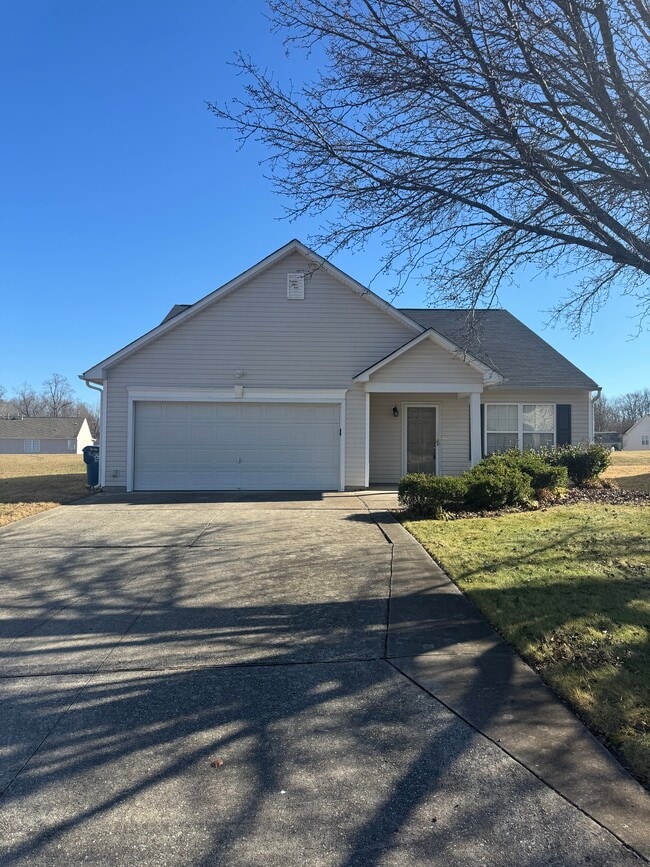 Building Photo - 2205 Lannigan Dr