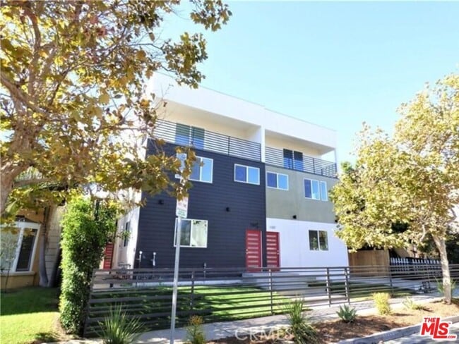 Building Photo - 1113 Carmona Ave