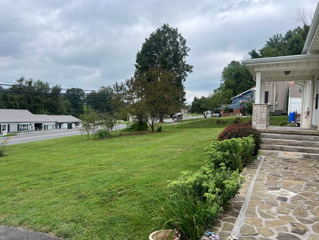 Photo - One Level Home! 3or 4 bedroom 1 bath with ...