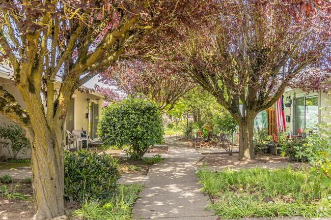 Building Photo - Colonial Village Rental