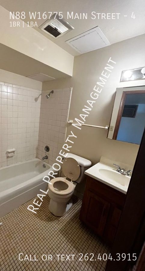 Photo - N88W16775-W16775 Main St Unidad 4