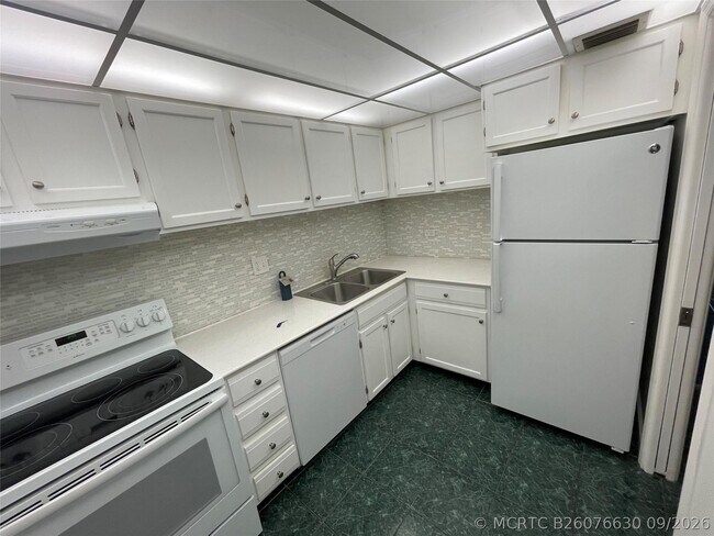 Building Photo - 3740 Inverrary Dr Unit 2Y