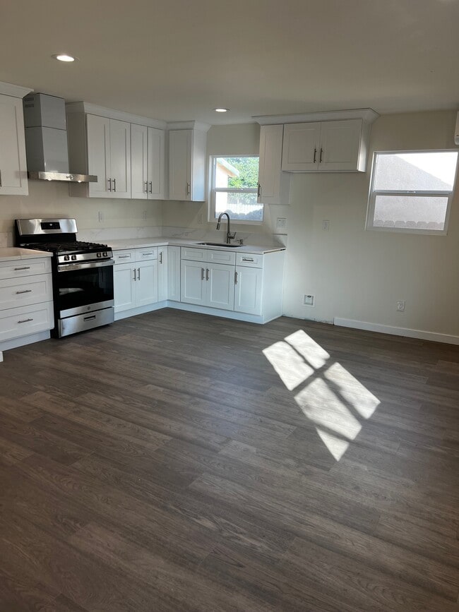 Building Photo - 636 E 87th St