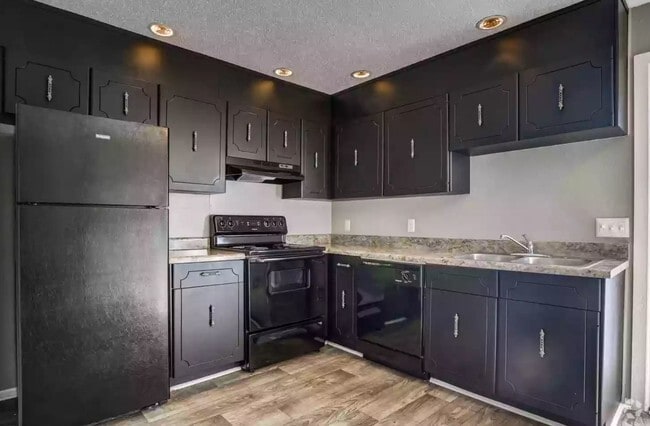 Building Photo - Country Oaks Rental