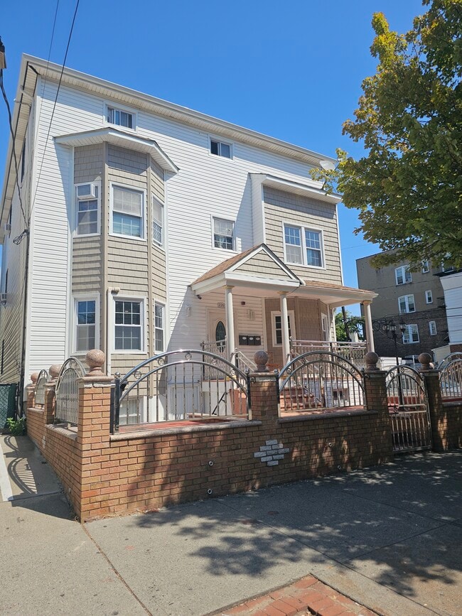 Building Photo - 228 Duncan Ave Unit Apartment #2R