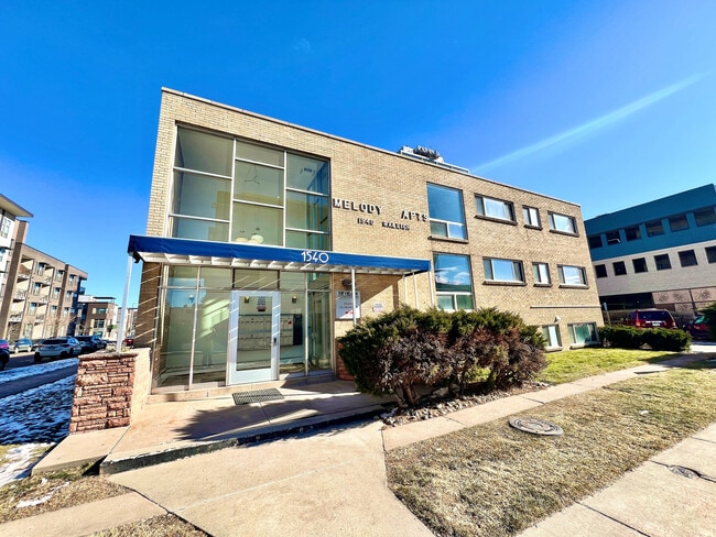 Explore la elegancia de estos apartamentos contemporáneos, perfectamente ubicados para una vida urbana vibrante. - Flats at Sloan's Lake West