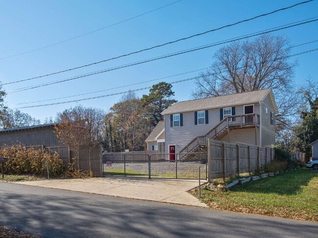 Building Photo - Unique Live/Work Opportunity With Large Fenced Yard Plus Outdoor Storage