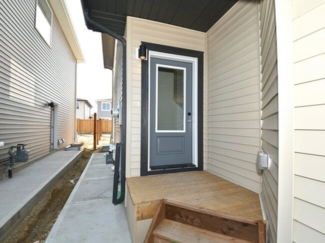Building Photo - 2127-2125 5 Ave SW Unit 2127
