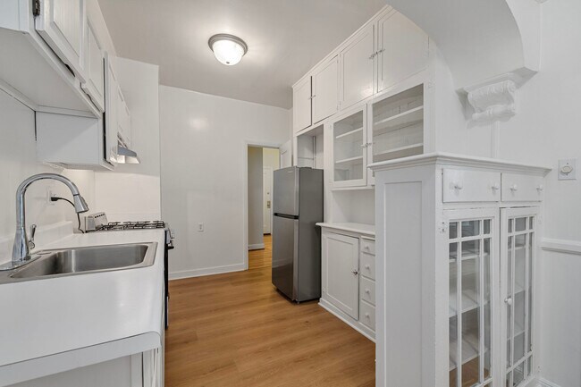 Photo - 1320-1380 Lombard