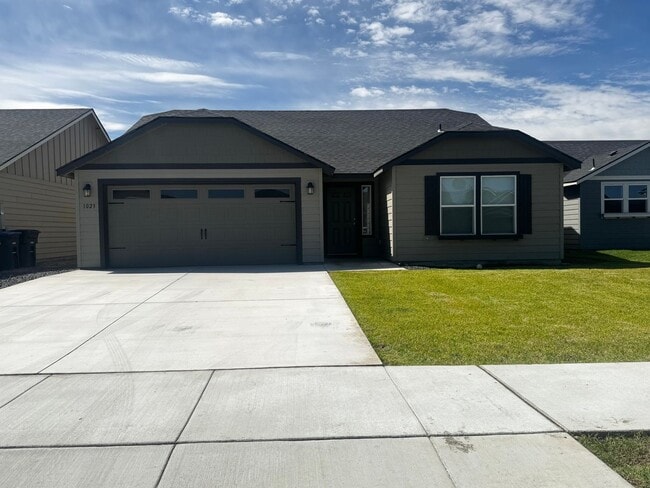Building Photo - Newer Construction 3 Bed Home! Easy Access to Highway 17!