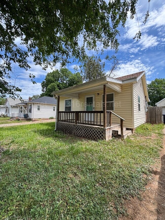 Building Photo - Two bed one bath available now!