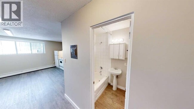 Photo - 9932-9105 105 Ave