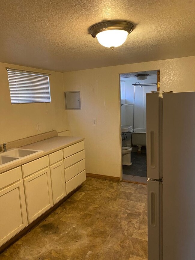 Building Photo - 1215 E 16th St Unit 1215 16th St  2 Rental